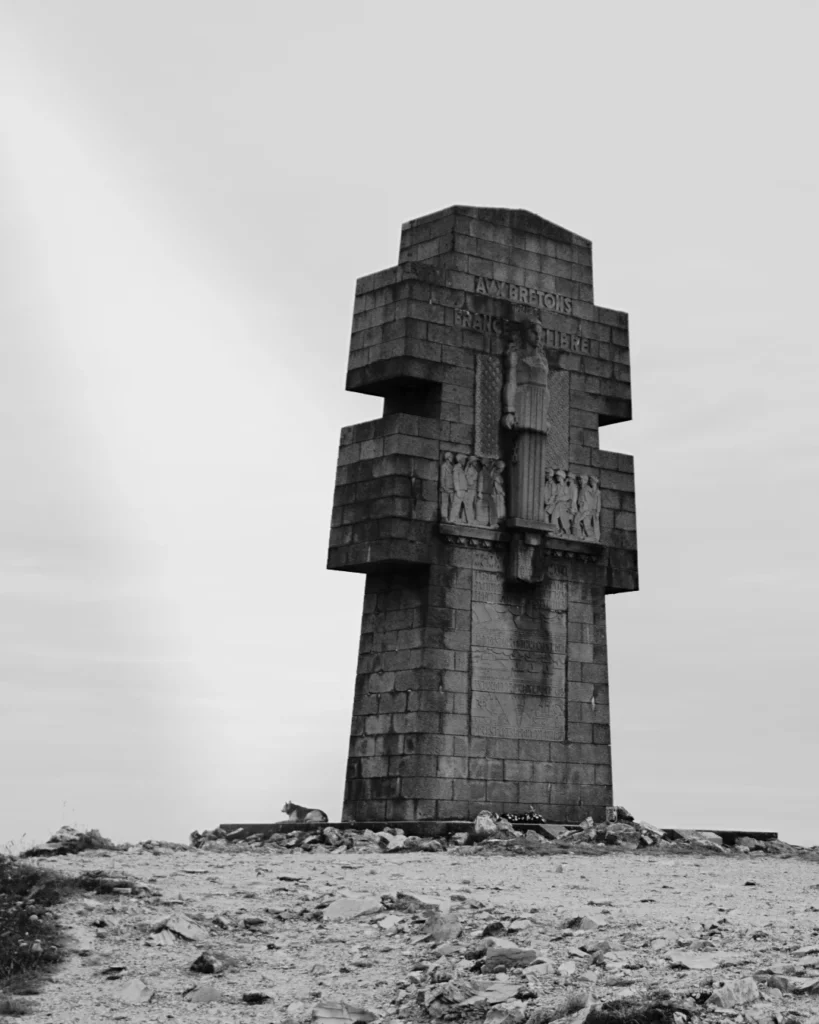 Au pied du monument