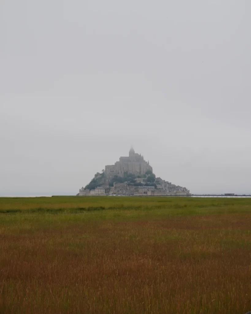 Mont-Saint-Michel sous la brume